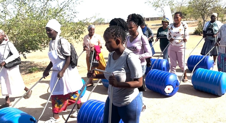 The Water Challenge made the donation of Hippo scooters possible. Carrying water with the new Hippo Rollers.