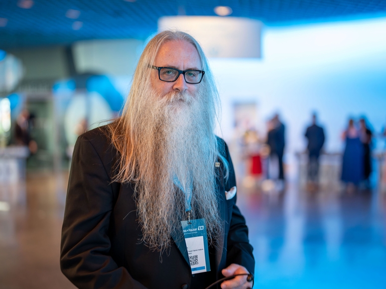 Raman spectroscopy expert Ian R. Lewis Ian R. Lewis - Raman expert at Endress+Hauser